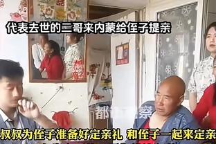 吓你一跳？！帕楚里亚背后熊抱戴尔-库里 双方握手致意