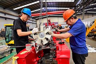 梅努本场数据：10次对抗7次成功，3次解围，2次抢断