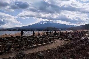 范弗里特：要称赞我们的教练和管理层 年轻人们都准备好了